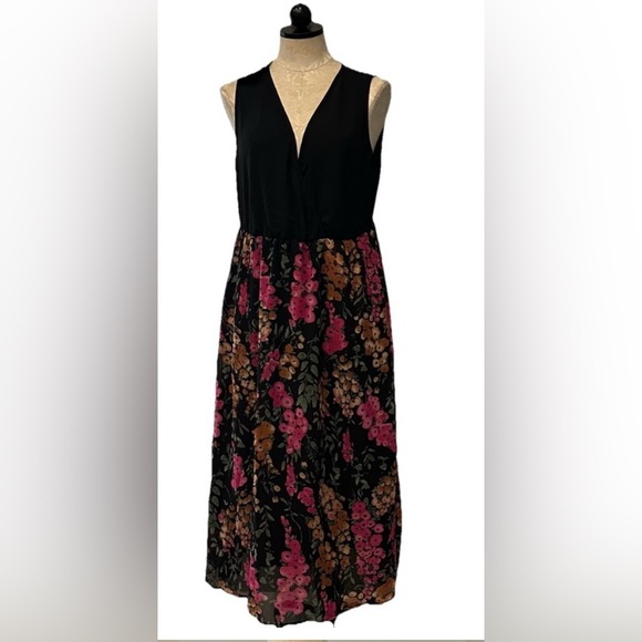 BloomChic Dresses & Skirts - Bloomchic Everywhere Black Floral Sleeveless Midi Dress Size 10 NWT